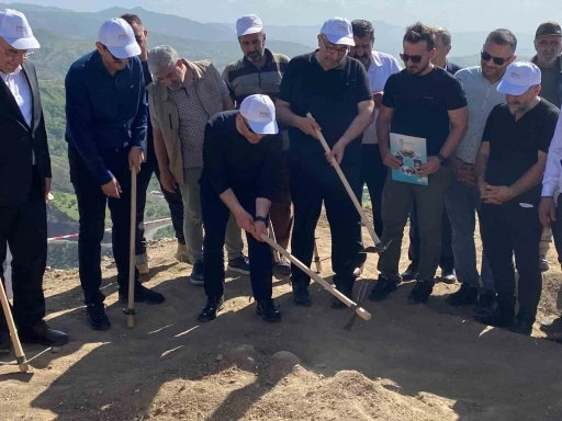 Vali Hatipoğlu, 3 bin yıllık tarihi Palu Kalesi için ilk kazmayı vurdu
