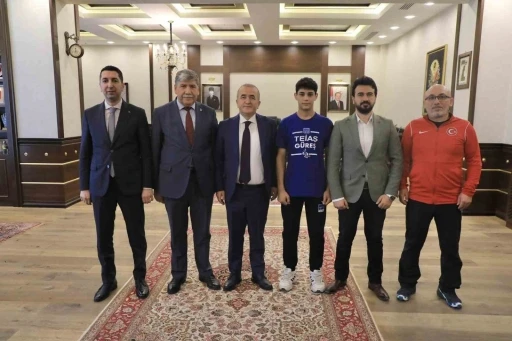 Vali Hatipoğlu, başarılı sporcuları ağırladı
