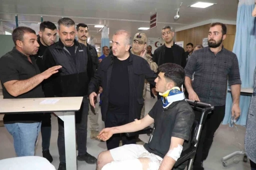 Vali Hatipoğlu midibüsün devrildiği kazada yaralıları ziyaret etti

