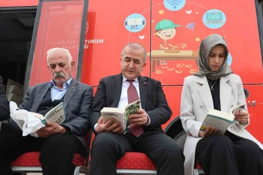 Vali Hatipoğlu önce okudu, sonra vatandaşlara hediye etti
