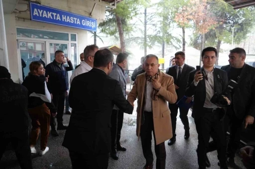 Vali Kemal &Ccedil;eber, kazada yaralanan vatandaşları hastanede ziyaret etti
