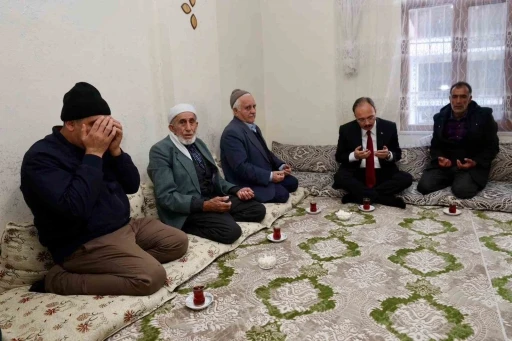 Vali Kızılkaya kazada hayatını kaybeden vatandaşın ailesiyle görüştü
