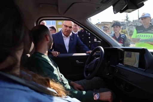 Vali Ko&ccedil;, vatandaşların bayramını kutladı, s&uuml;r&uuml;c&uuml;lere &ccedil;ikolata ikram etti

