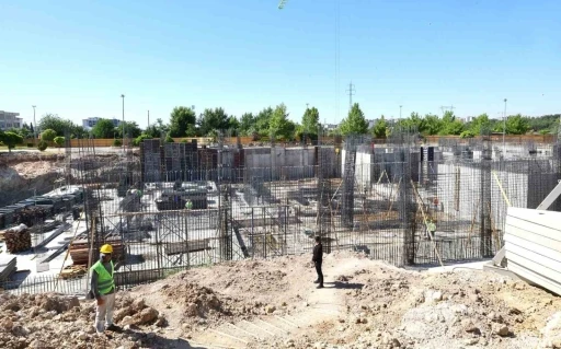 Vali K&uuml;&ccedil;&uuml;k, yapımı s&uuml;ren k&uuml;lt&uuml;r merkezinde incelemelerde bulundu
