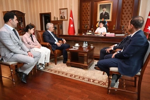 Vali Makas, makamını öğrencilere devretti
