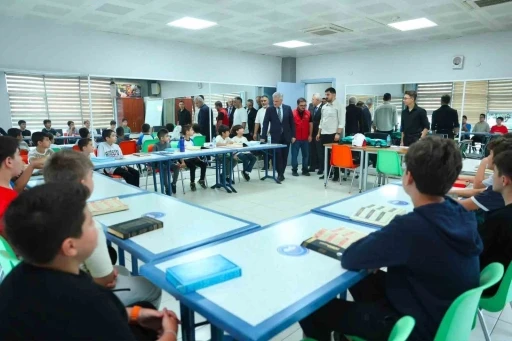 Vali Makas yaz kursu &ouml;ğrencileriyle buluştu
