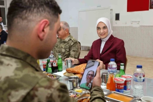 Vali, Mehmetçiğin iftar sofrasına konuk oldu
