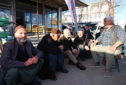 Vali Osman Varol semt pazarında vatandaş ve pazarcılarla buluştu
