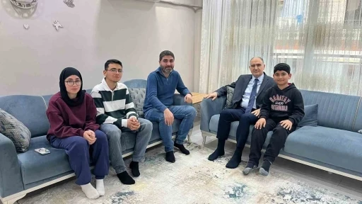 Vali &Ouml;zkan&rsquo;dan şehit ve gazi ailelerine ziyaret
