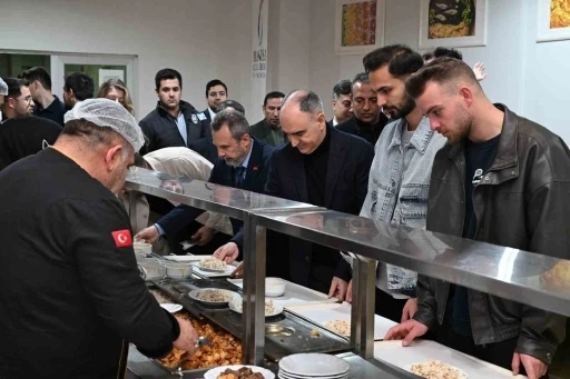Vali &Ouml;zkan Manisa CB&Uuml;&rsquo;l&uuml; &ouml;ğrencilerle iftarda buluştu
