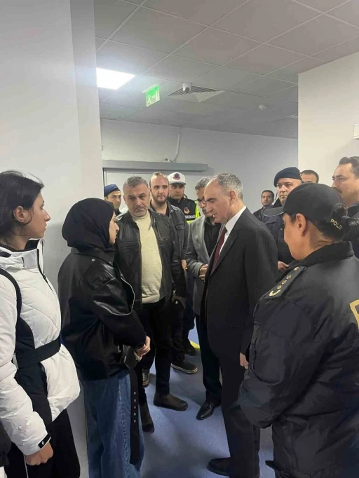 Vali Özkan yaralı polis memuru Hatice Ünal’ı hastanede ziyaret etti
