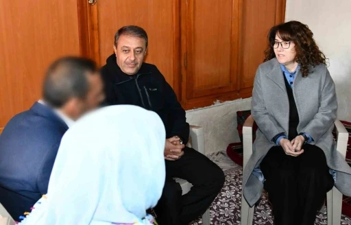 Vali Şıldak umuda kapı a&ccedil;anları evlerinde ziyaret etti
