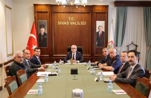 Vali Şimşek: "Vatandaşlarımızın huzuru ve g&uuml;venliği i&ccedil;in ahada olmaya devam edeceğiz"
