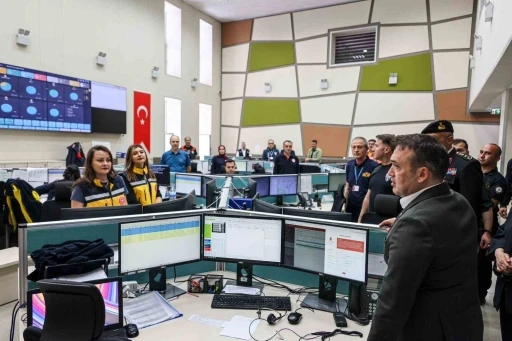 Vali S&ouml;zer 112 Acil &Ccedil;ağrı Merkezi&rsquo;nde bayram mesaisi yapan personelle buluştu
