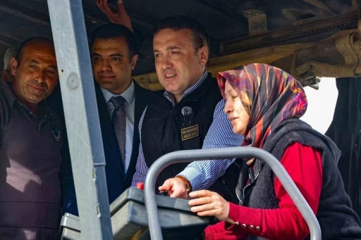 Vali S&ouml;zer, asfalt serim &ccedil;alışmalarını yerinde inceledi

