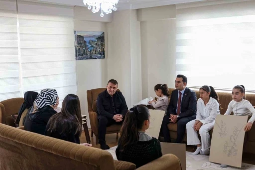 Vali S&ouml;zer &ccedil;ocuklarla bir araya geldi
