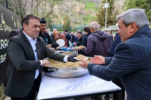 Vali S&ouml;zer&rsquo;den Şeyh Edebali T&uuml;rbesi&rsquo;nde vatandaşlara şifalı pilav ikramı
