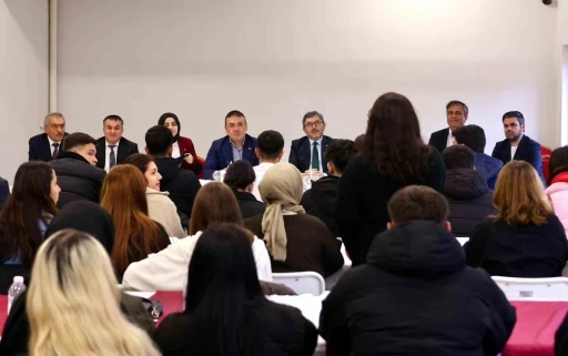 Vali S&ouml;zer G&ouml;lpazarı MYO&rsquo;da &ouml;ğrencilerle bir araya geldi
