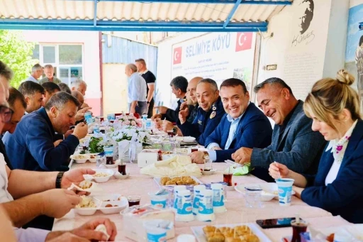 Vali S&ouml;zer Hıdırellez şenliklerinde vatandaşlarla buluştu
