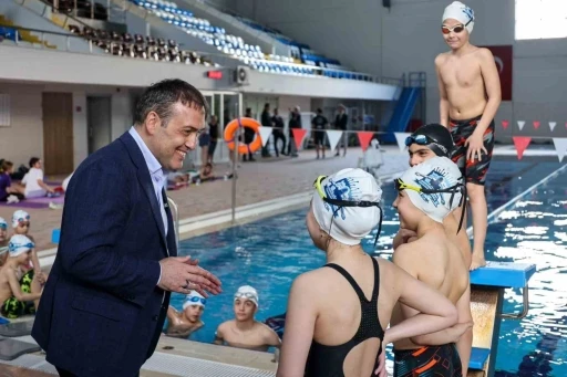 Vali S&ouml;zer kapalı y&uuml;zme havuzunda sporcularla bir araya geldi
