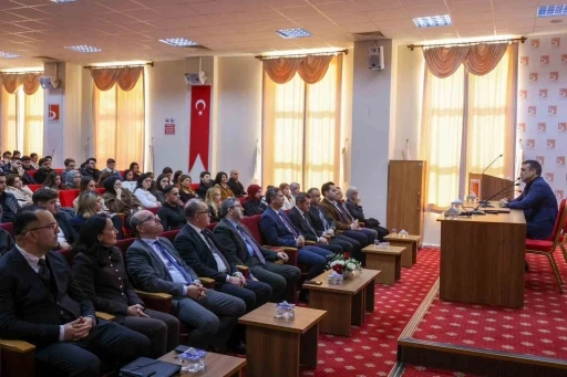 Vali S&ouml;zer, &rsquo;Kariyerim M&uuml;lkiye&rsquo; etkinliğinde &uuml;niversite &ouml;ğrencilerle buluştu
