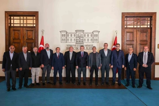 Vali S&ouml;zer, muhtarlar derneği y&ouml;netimiyle bir araya geldi
