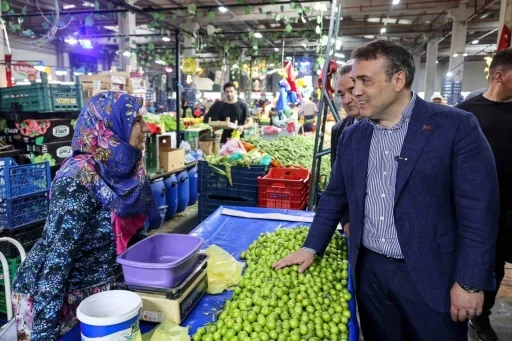 Vali S&ouml;zer, pazar esnafı ve vatandaşlarla bir araya geldi
