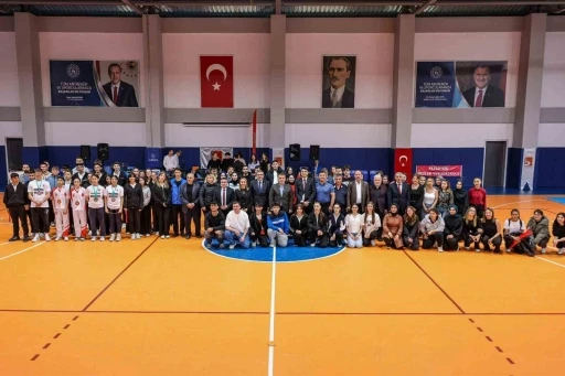 Vali S&ouml;zer Pazaryeri&rsquo;nde bir dizi program ger&ccedil;ekleştirdi
