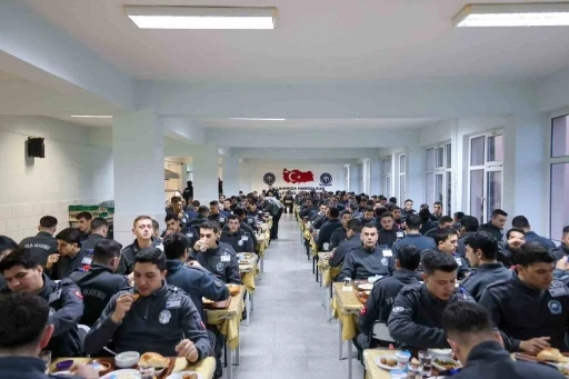 Vali S&ouml;zer, polis adaylarıyla iftarda buluştu
