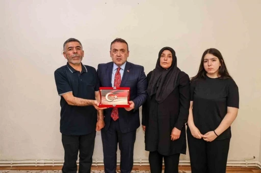 Vali S&ouml;zer, şehit Abdurrahman Hilal&rsquo;in ailesini ziyaret etti

