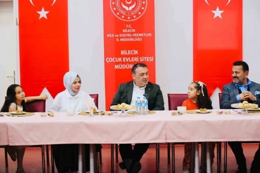Vali S&ouml;zer ve eşi Zeynep S&ouml;zer bayramda &ccedil;ocuklar ve hastalarla bir araya geldi
