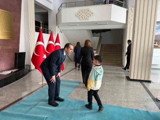Vali Taşolar bayram geleneğini s&uuml;rd&uuml;rd&uuml;, &ccedil;ocuklara har&ccedil;lık verdi
