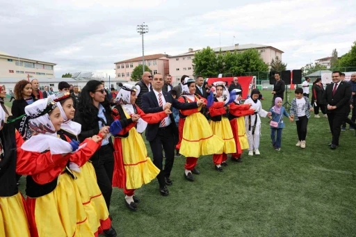 Vali Taşolar Kafkas oynadı, halay &ccedil;ekti
