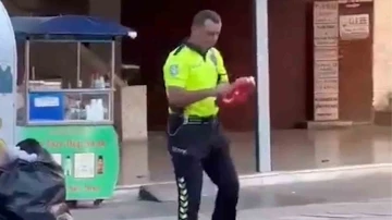 Vali Tekbıyıkoğlu, T&uuml;rk bayrağını &ccedil;&ouml;pten alan polisi tebrik etti
