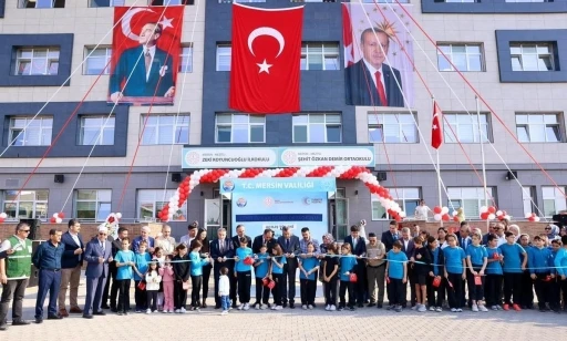 Vali Toros, Şehit Özkan Demir Ortaokulunun açılışına katıldı

