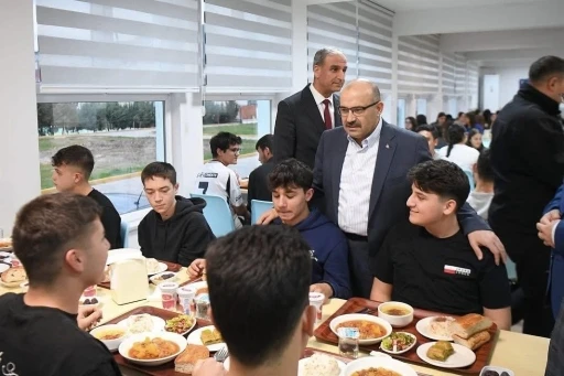 Vali Ustaoğlu öğrencilerle iftar sofrasında buluştu
