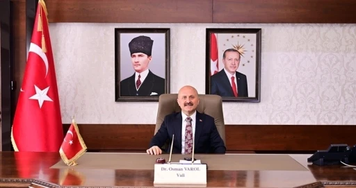 Vali Varol: "Babalarımız g&ouml;lgesinde huzur bulduğumuz ulu &ccedil;ınarlardır"
