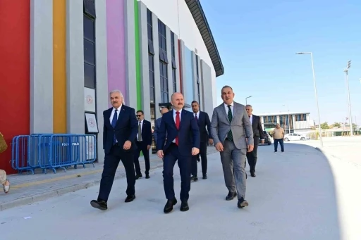 Vali Varol, S&ouml;ke Gen&ccedil;lik ve Spor Kompleksi&rsquo;nde incelemelerde bulundu
