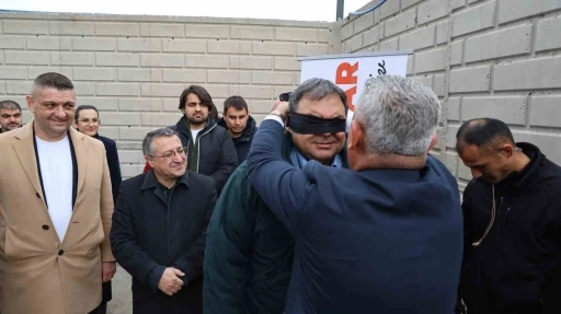 Vali yardımcısı g&ouml;zleri bağlı ara&ccedil; kullandı
