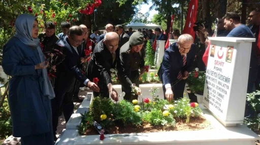 Vali Yavuz ve protokol şehitliği ziyaret etti
