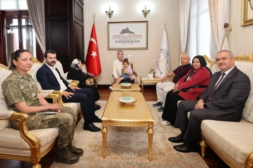 Vali Yiğitbaşı, Şehit Önder Özen’in ailesini makamında ağırladı
