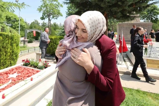 Vali Yiğitbaşı ve protokolden şehitlikleri bayram ziyareti

