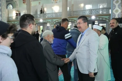Vali Yılmaz bayram namazını vatandaşlarla birlikte eda etti
