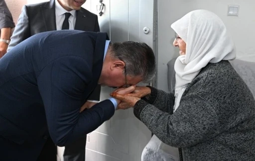 Vali Yılmaz&rsquo;dan 84 yaşındaki Ayşe Ayti&rsquo;ye bayram ziyareti
