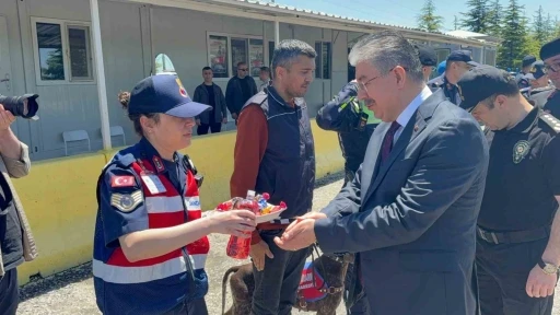 Vali Yılmaz&rsquo;dan jandarma uygulama noktasında s&uuml;r&uuml;c&uuml;lerle bayramlaştı
