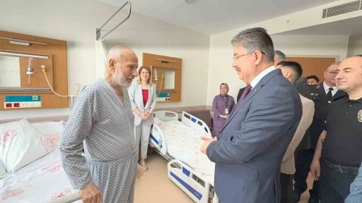Vali Yılmaz&rsquo;dan sağlık &ccedil;alışanı ve hastalara bayram ziyareti

