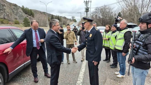 Vali Yılmaz, g&ouml;rev başındaki polis ve jandarma ile bayramlaştı
