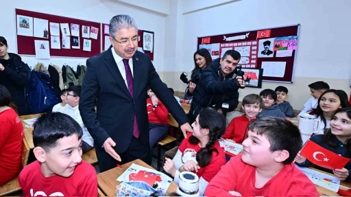 Vali Yılmaz, &ouml;ğrenciler ve &ouml;ğretmenlerle buluştu
