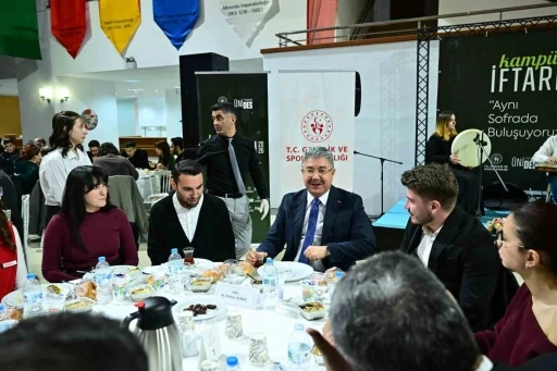 Vali Yılmaz, &ouml;ğrencilerle iftar yaptı
