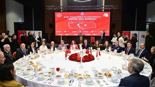 Vali Yılmaz, şehit yakınları ve gazilerle "B&uuml;y&uuml;k Aile Sofrası"nda buluştu
